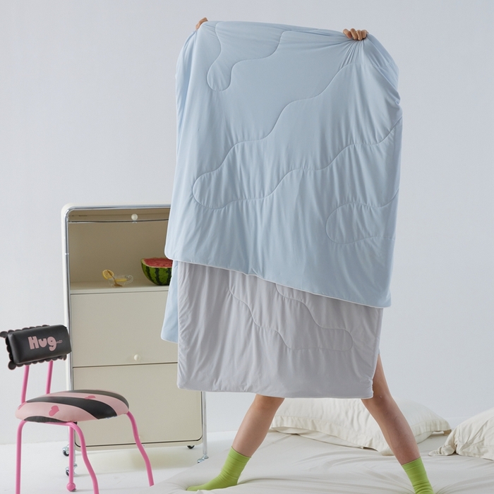 91家纺网 家纺一手货源 找家纺 2025春夏新款A类母婴级西瓜啵啵凉感被锦氨夏凉被空调被 天空蓝+轻奢灰