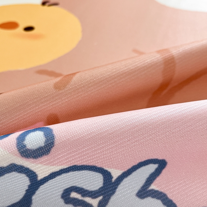 91家纺网 家纺一手货源 找家纺 金爱家  2025新款正版授权miiiiichan可爱卡通大版数码印花A类1200D冰感丝凉感席冰丝三件套平铺床笠系列 牛奶小熊