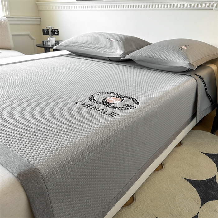 91家纺网 家纺一手货源 找家纺 启程家纺 2025春夏新款冰豆豆凉席刺绣款复合三明治三件套 小香风-灰