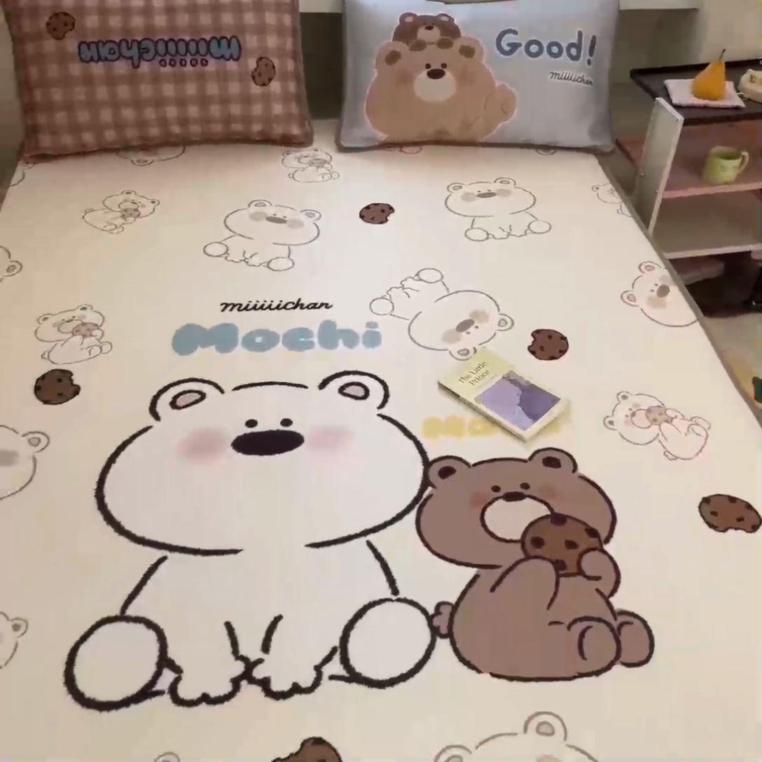 91家纺网 家纺一手货源 找家纺 金爱家  2025新款正版授权miiiiichan可爱卡通大版数码印花A类1200D冰感丝凉感席冰丝三件套平铺床笠系列 曲奇贪吃熊