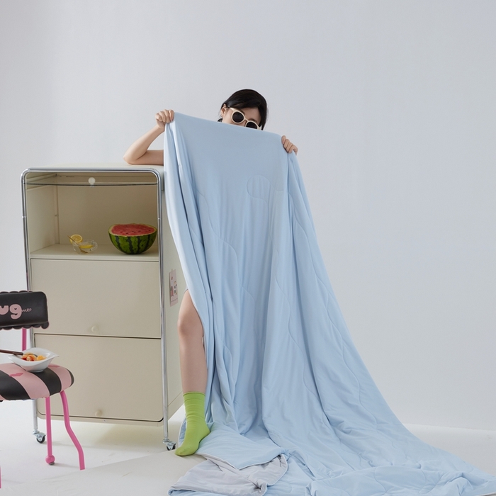 91家纺网 家纺一手货源 找家纺 2025春夏新款A类母婴级西瓜啵啵凉感被锦氨夏凉被空调被 天空蓝+轻奢灰