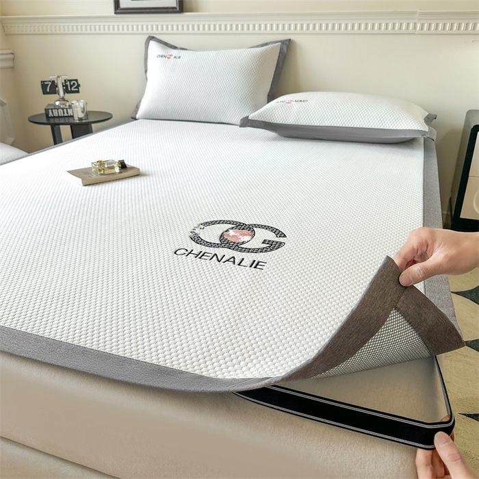 91家纺网 家纺一手货源 找家纺 启程家纺 2025春夏新款冰豆豆凉席刺绣款复合三明治三件套 小香风-白