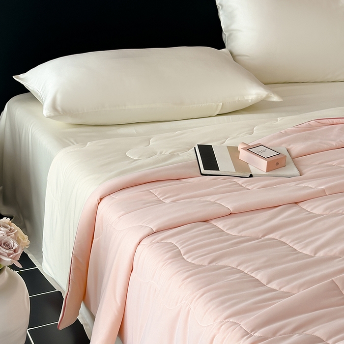 91家纺网 家纺一手货源 找家纺 时年家纺 2025新款升级版180克高定即刻凉感夏被 奶油粉