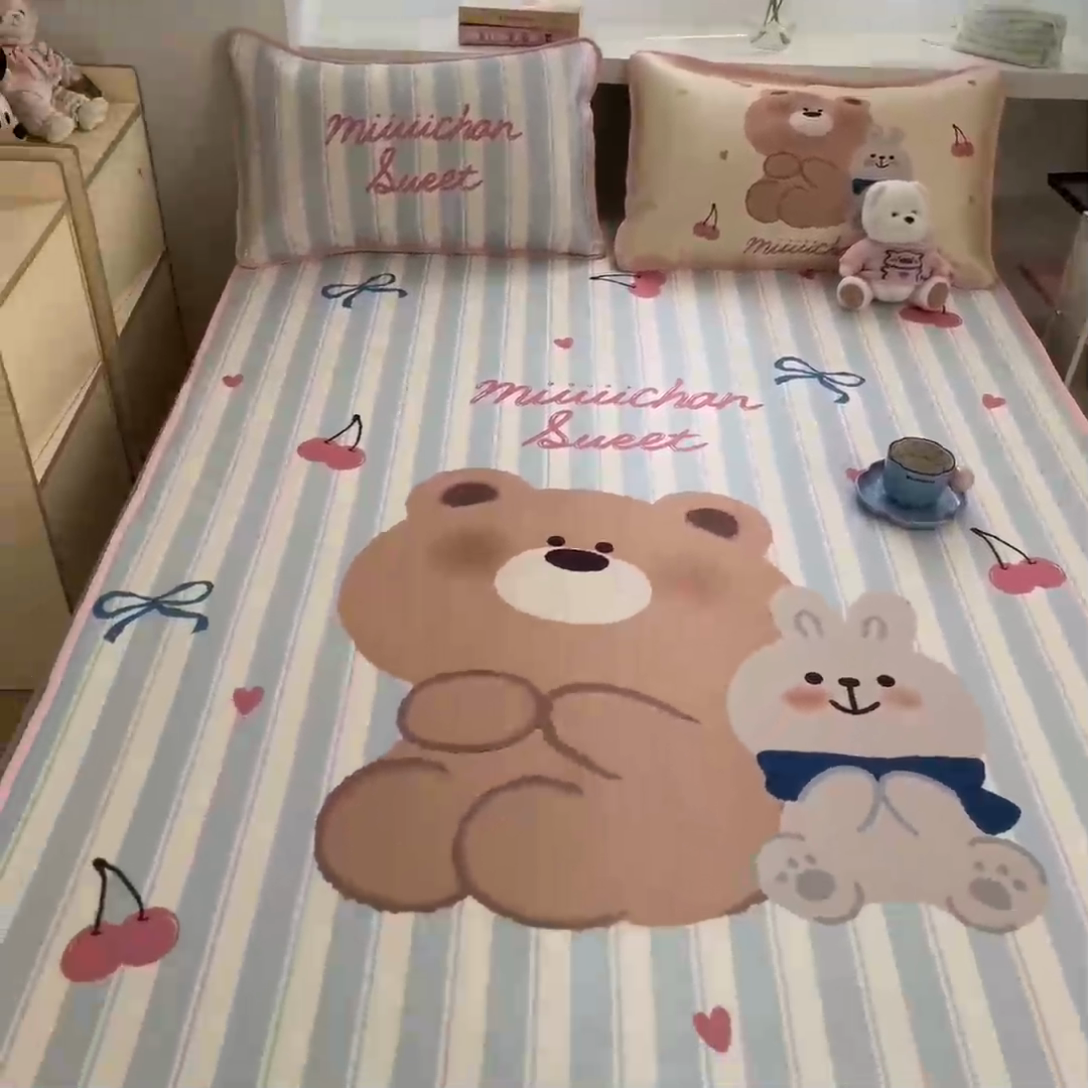 91家纺网 家纺一手货源 找家纺 金爱家  2025新款正版授权miiiiichan可爱卡通大版数码印花A类1200D冰感丝凉感席冰丝三件套平铺床笠系列 樱桃小熊