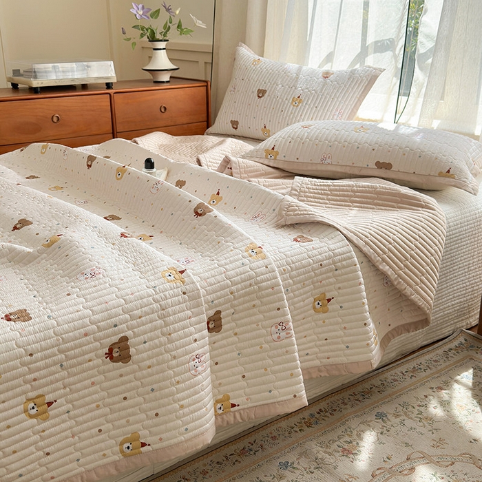 91家纺网 家纺一手货源 找家纺 美优兰 2025春夏新款双面天丝高温砂洗床盖 小熊礼物