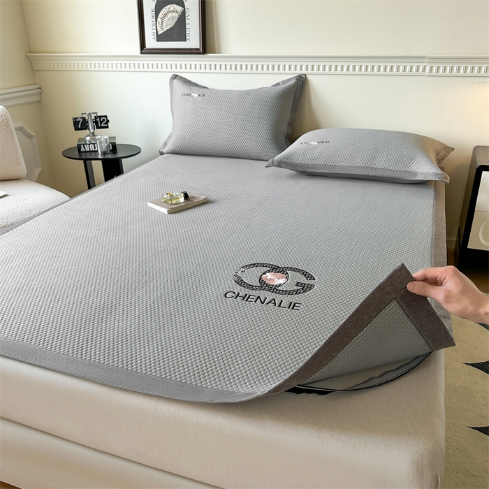 91家纺网 家纺一手货源 找家纺 启程家纺 2025春夏新款冰豆豆凉席刺绣款复合三明治三件套 小香风-灰