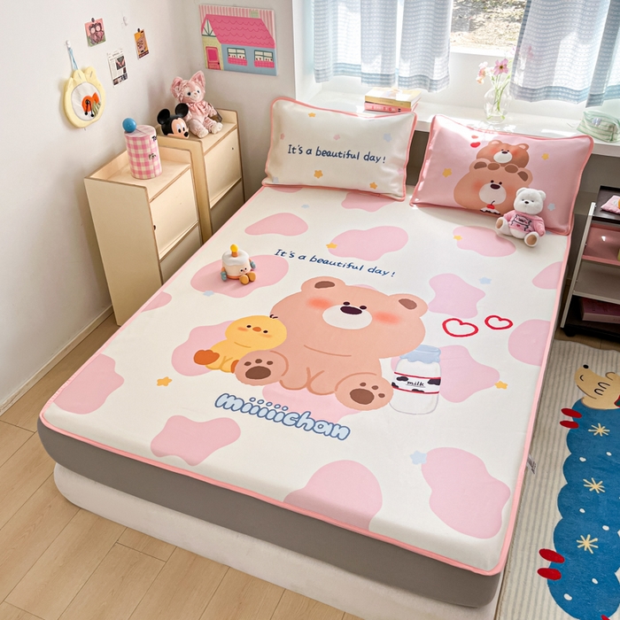 91家纺网 家纺一手货源 找家纺 金爱家  2025新款正版授权miiiiichan可爱卡通大版数码印花A类1200D冰感丝凉感席冰丝三件套平铺床笠系列 牛奶小熊