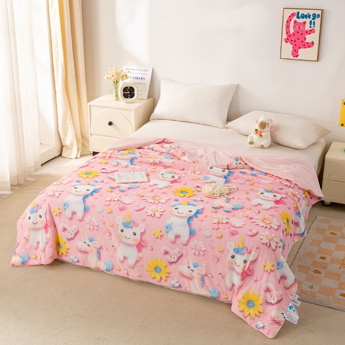 91家纺网 家纺一手货源 找家纺  居易简 2025新款5D夏被空调被A类云母仿锦氨凉感丝夏凉被 粉色独角兽