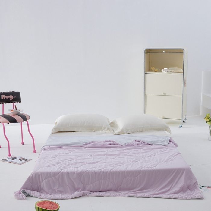 91家纺网 家纺一手货源 找家纺 2025春夏新款A类母婴级西瓜啵啵凉感被锦氨夏凉被空调被 梦幻紫+轻奢灰