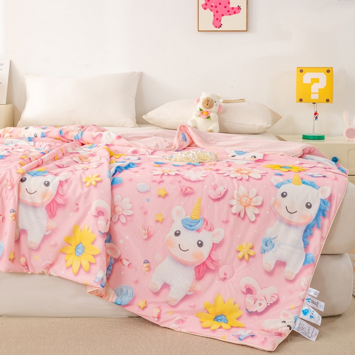 91家纺网 家纺一手货源 找家纺  居易简 2025新款5D夏被空调被A类云母仿锦氨凉感丝夏凉被 粉色独角兽