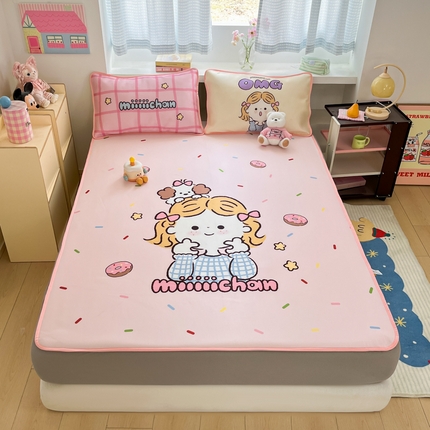 91家纺网 家纺一手货源 找家纺 金爱家  2025新款正版授权miiiiichan可爱卡通大版数码印花A类1200D冰感丝凉感席冰丝三件套平铺床笠系列 甜甜圈女孩