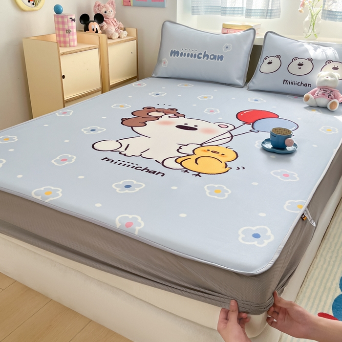 91家纺网 家纺一手货源 找家纺 金爱家  2025新款正版授权miiiiichan可爱卡通大版数码印花A类1200D冰感丝凉感席冰丝三件套平铺床笠系列 熊仔派对