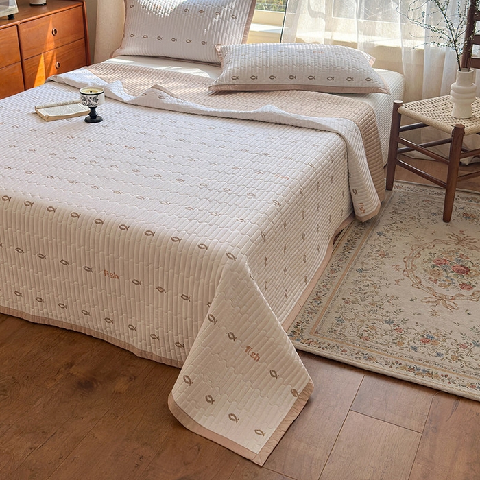 91家纺网 家纺一手货源 找家纺 美优兰 2025春夏新款双面天丝高温砂洗床盖 年年有余