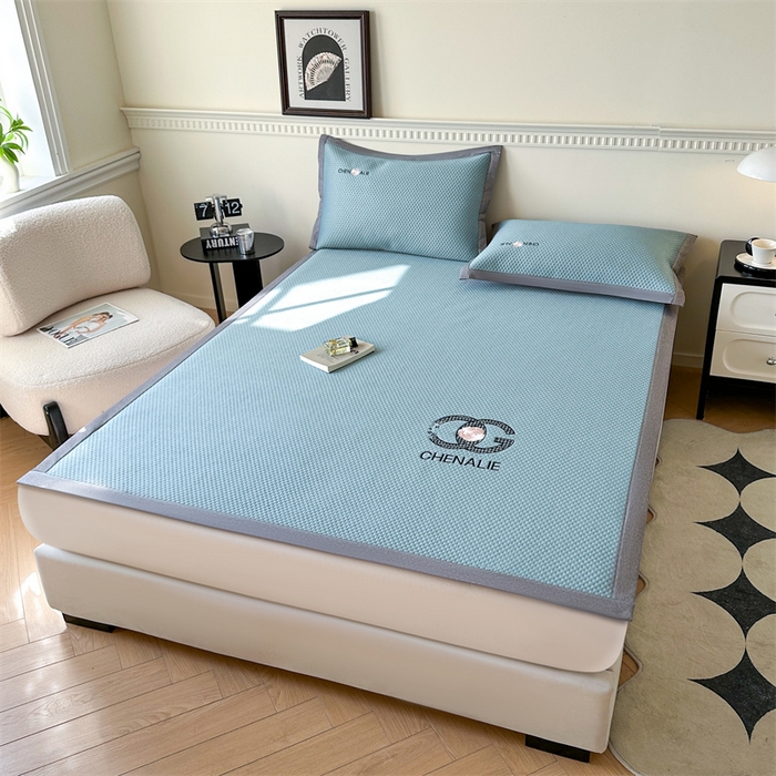 91家纺网 家纺一手货源 找家纺 启程家纺 2025春夏新款冰豆豆凉席刺绣款复合三明治三件套 小香风-蓝