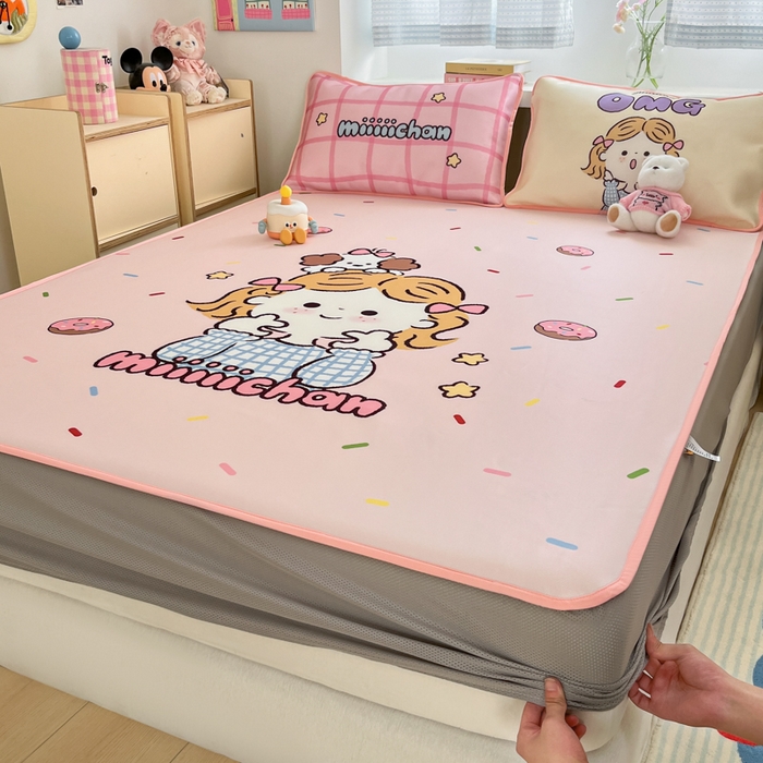 91家纺网 家纺一手货源 找家纺 金爱家  2025新款正版授权miiiiichan可爱卡通大版数码印花A类1200D冰感丝凉感席冰丝三件套平铺床笠系列 甜甜圈女孩