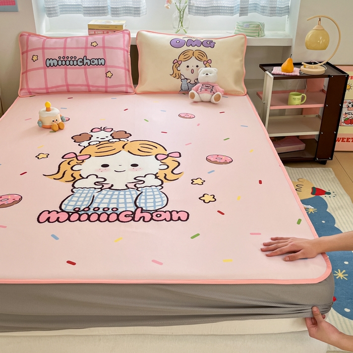 91家纺网 家纺一手货源 找家纺 金爱家  2025新款正版授权miiiiichan可爱卡通大版数码印花A类1200D冰感丝凉感席冰丝三件套平铺床笠系列 甜甜圈女孩