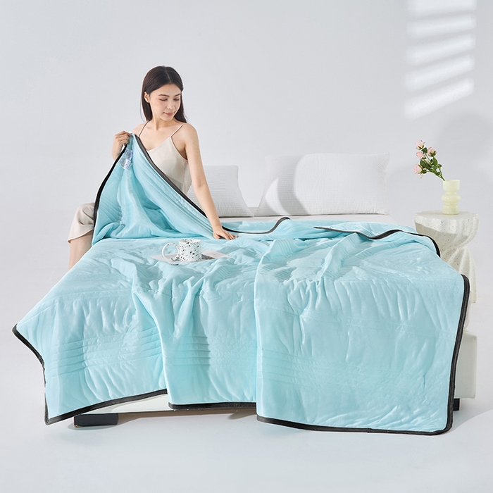 91家纺网 家纺一手货源 找家纺 丝薇雅 2025新款凉感丝夏被冰淇淋夏凉被 黑边-条纹浅绿