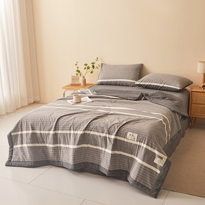 91家纺网 家纺一手货源 找家纺 秋泽家纺 2025新款全棉色织水洗棉棉花夏被夏凉被空调被 灰细条