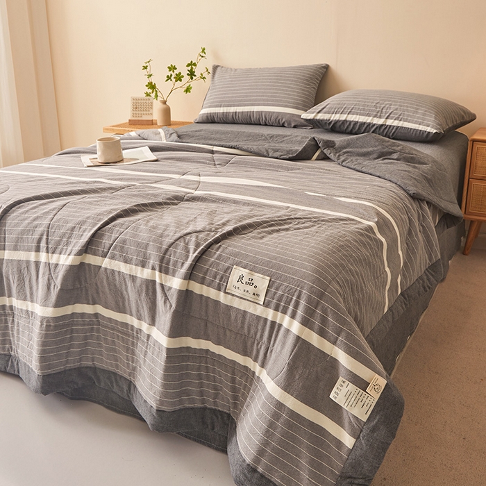 91家纺网 家纺一手货源 找家纺 秋泽家纺 2025新款全棉色织水洗棉棉花夏被夏凉被空调被 灰细条