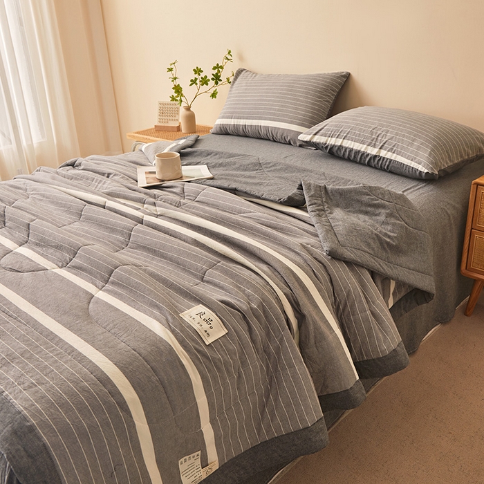 91家纺网 家纺一手货源 找家纺 秋泽家纺 2025新款全棉色织水洗棉棉花夏被夏凉被空调被 灰细条