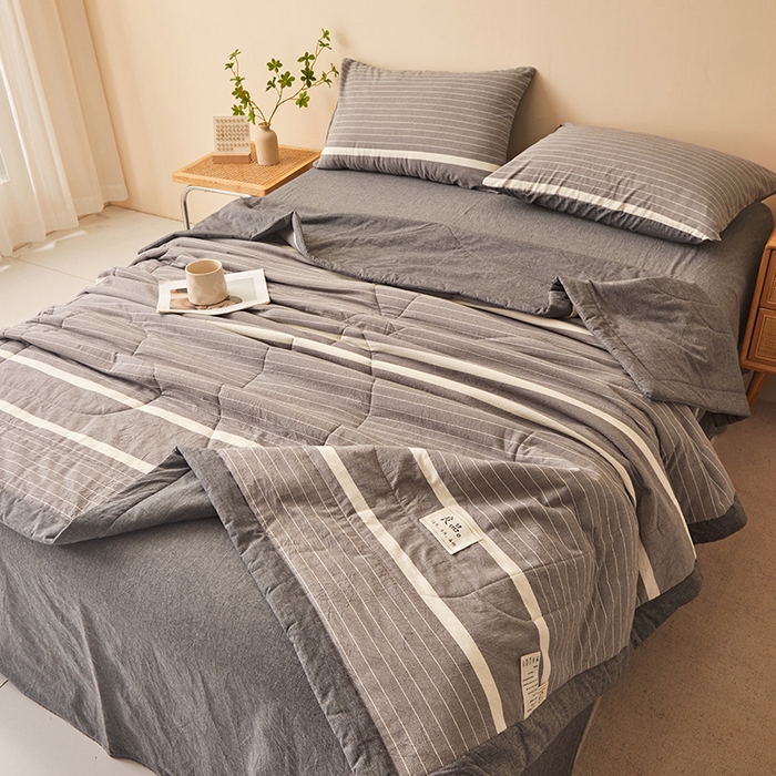 91家纺网 家纺一手货源 找家纺 秋泽家纺 2025新款全棉色织水洗棉棉花夏被夏凉被空调被 灰细条