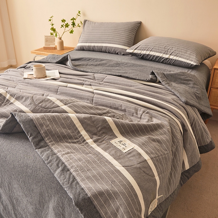 91家纺网 家纺一手货源 找家纺 秋泽家纺 2025新款全棉色织水洗棉棉花夏被夏凉被空调被 灰细条