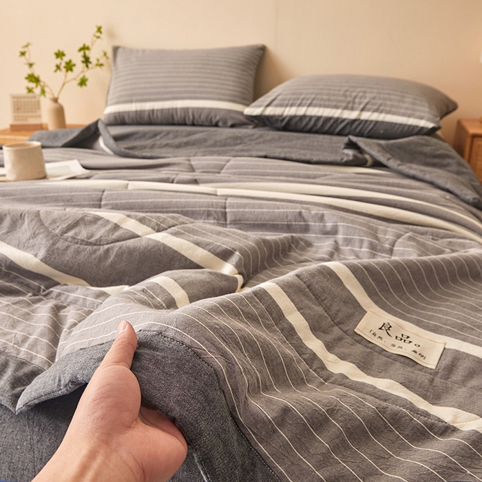 91家纺网 家纺一手货源 找家纺 秋泽家纺 2025新款全棉色织水洗棉棉花夏被夏凉被空调被 灰细条