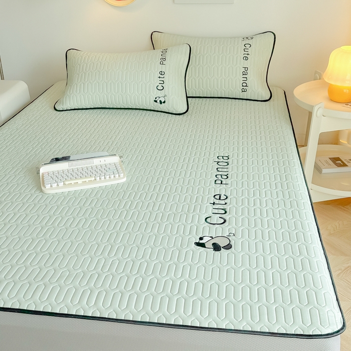 91家纺网 家纺一手货源 找家纺 多乐家纺 2025新款居家风凉感丝绣花乳胶凉席 熊猫-清新绿-床笠款