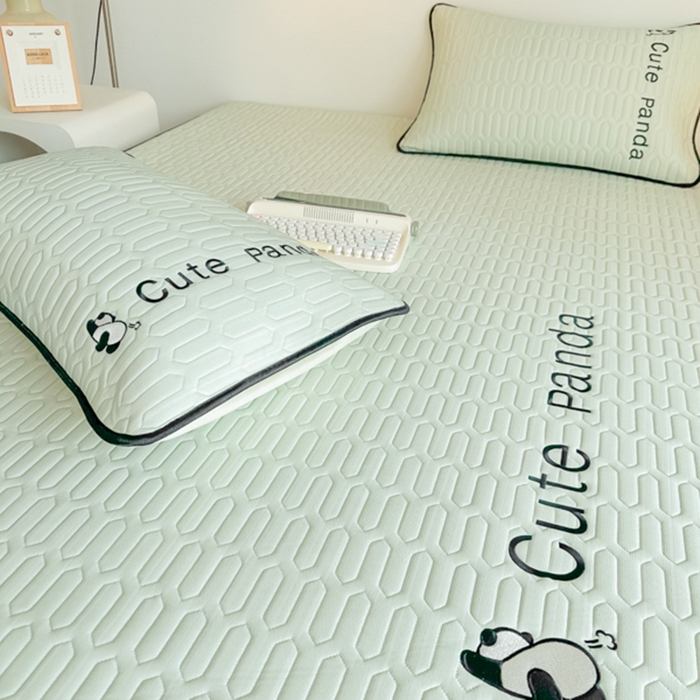 91家纺网 家纺一手货源 找家纺 多乐家纺 2025新款居家风凉感丝绣花乳胶凉席 熊猫-清新绿-床笠款