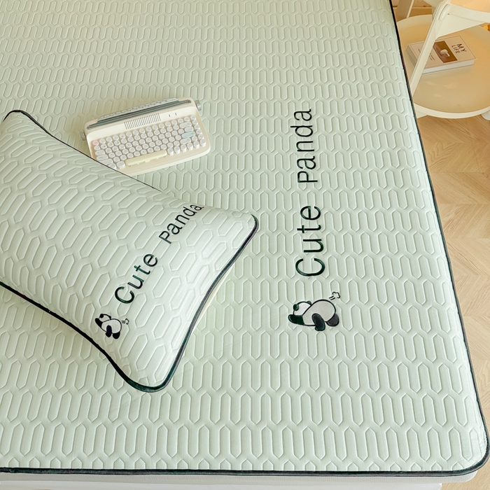 91家纺网 家纺一手货源 找家纺 多乐家纺 2025新款居家风凉感丝绣花乳胶凉席 熊猫-清新绿-床笠款