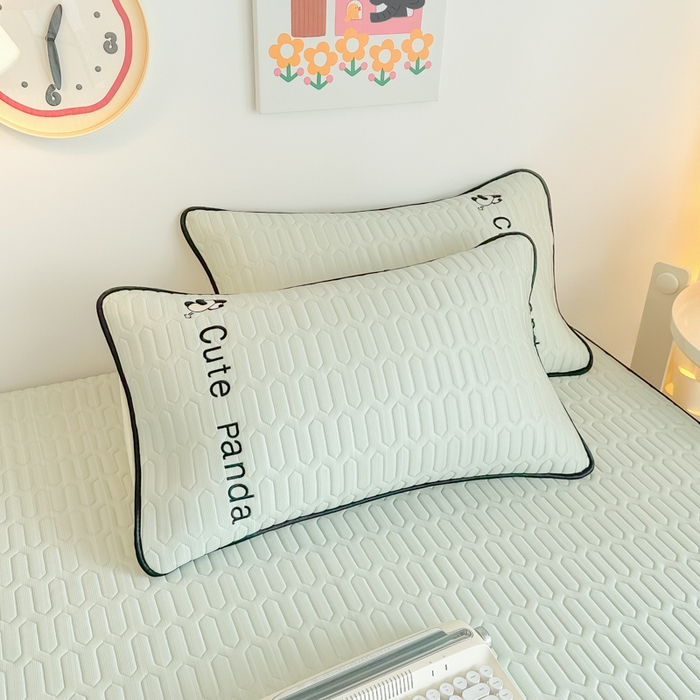 91家纺网 家纺一手货源 找家纺 多乐家纺 2025新款居家风凉感丝绣花乳胶凉席 熊猫-清新绿-床笠款