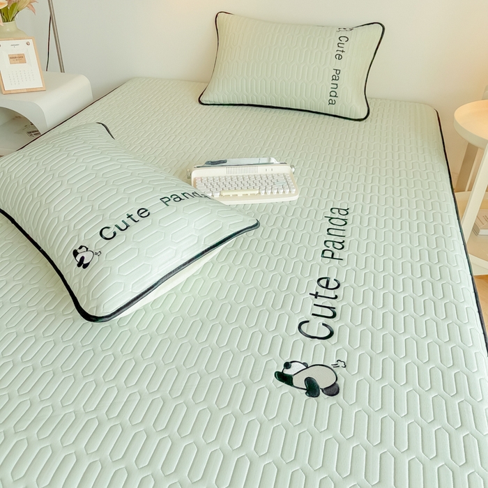 91家纺网 家纺一手货源 找家纺 多乐家纺 2025新款居家风凉感丝绣花乳胶凉席 熊猫-清新绿-床笠款