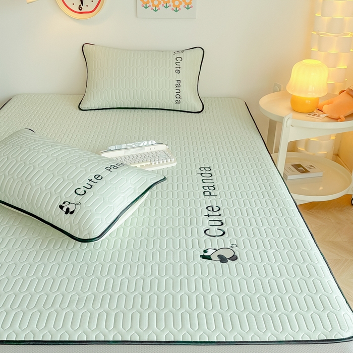 91家纺网 家纺一手货源 找家纺 多乐家纺 2025新款居家风凉感丝绣花乳胶凉席 熊猫-清新绿-床笠款