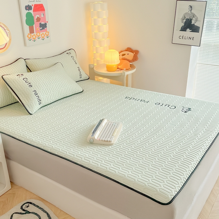 91家纺网 家纺一手货源 找家纺 多乐家纺 2025新款居家风凉感丝绣花乳胶凉席 熊猫-清新绿-床笠款