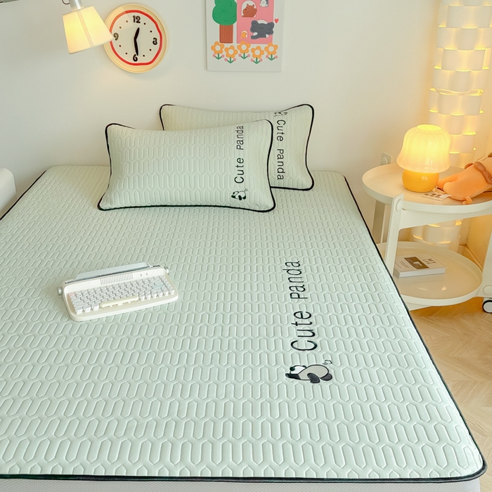 91家纺网 家纺一手货源 找家纺 多乐家纺 2025新款居家风凉感丝绣花乳胶凉席 熊猫-清新绿-床笠款