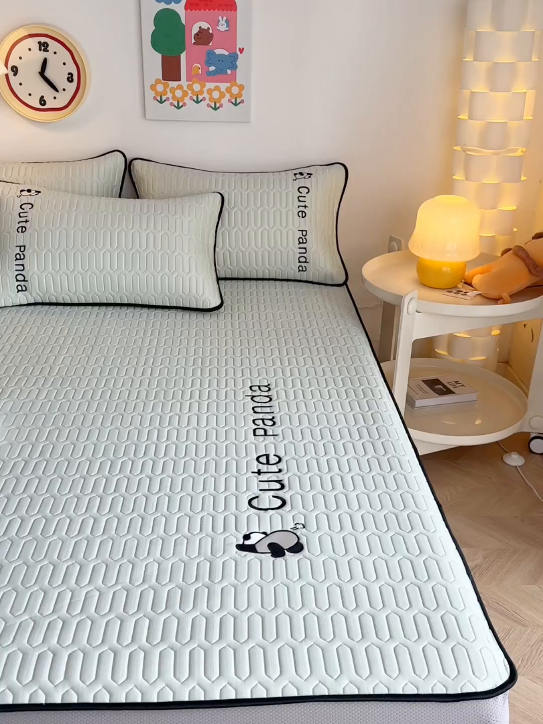 91家纺网 家纺一手货源 找家纺 多乐家纺 2025新款居家风凉感丝绣花乳胶凉席 熊猫-清新绿-床笠款