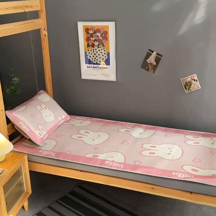 91家纺网 家纺一手货源 找家纺 多乐家纺 2025新款学生床数码大版印花冰丝凉席（专版花型） 粉兔兔