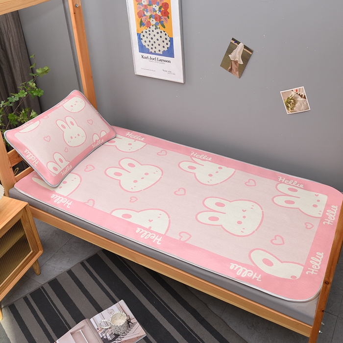 91家纺网 家纺一手货源 找家纺 多乐家纺 2025新款学生床数码大版印花冰丝凉席（专版花型） 粉兔兔