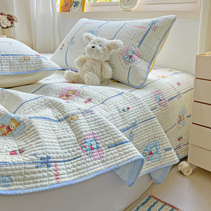 91家纺网 家纺一手货源 找家纺 羽爱家纺 2025新款A类13372全棉印花砂洗床盖套件 爱心熊