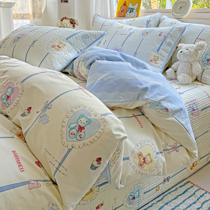 91家纺网 家纺一手货源 找家纺 羽爱家纺 2025新款A类13372全棉印花砂洗床盖套件 爱心熊