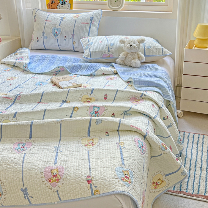 91家纺网 家纺一手货源 找家纺 羽爱家纺 2025新款A类13372全棉印花砂洗床盖套件 爱心熊