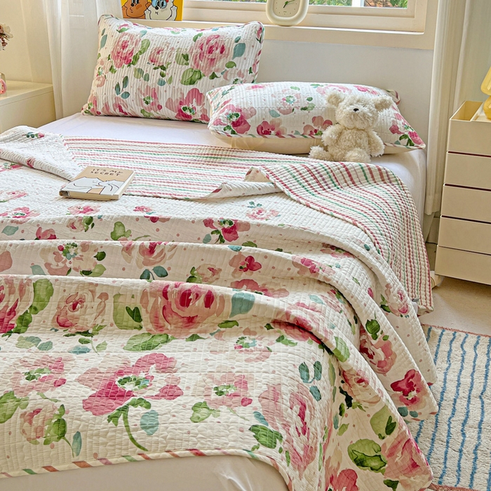 91家纺网 家纺一手货源 找家纺 羽爱家纺 2025新款A类13372全棉印花砂洗床盖套件 春日序