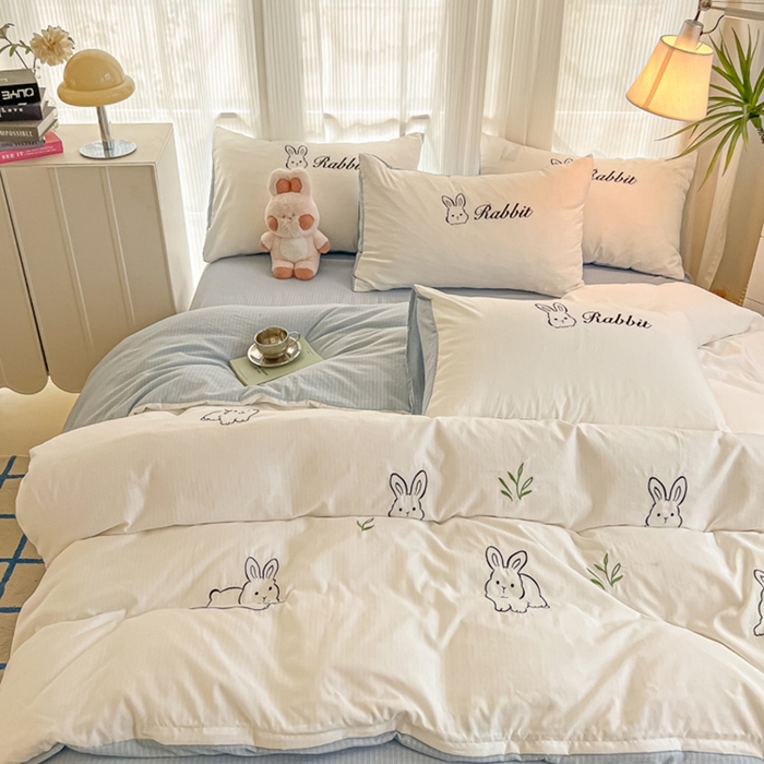 91家纺网 家纺一手货源 找家纺 多乐家纺 2025新款超柔加厚有氧提花针织小竺棉绣花四件套(提供买家秀） 兔兔-白蓝