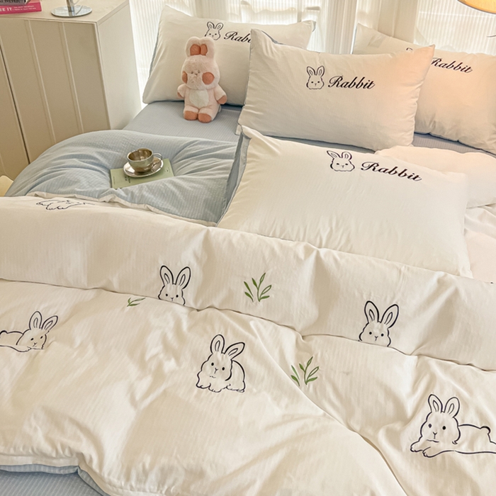 91家纺网 家纺一手货源 找家纺 多乐家纺 2025新款超柔加厚有氧提花针织小竺棉绣花四件套(提供买家秀） 兔兔-白蓝