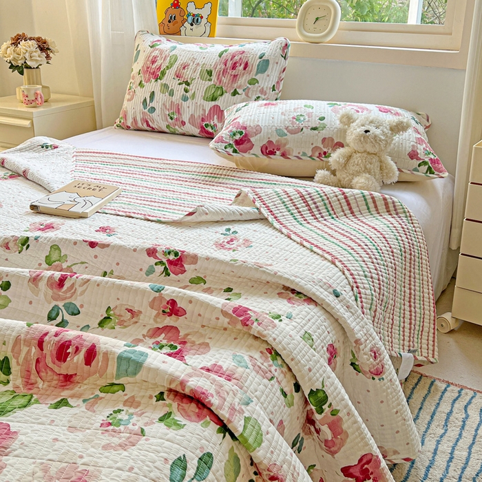 91家纺网 家纺一手货源 找家纺 羽爱家纺 2025新款A类13372全棉印花砂洗床盖套件 春日序