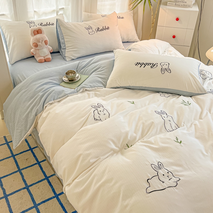 91家纺网 家纺一手货源 找家纺 多乐家纺 2025新款超柔加厚有氧提花针织小竺棉绣花四件套(提供买家秀） 兔兔-白蓝