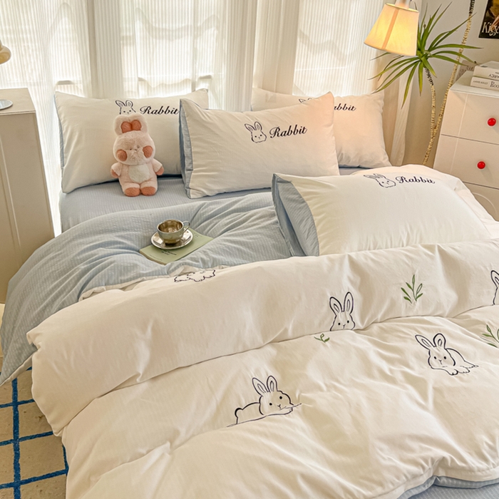 91家纺网 家纺一手货源 找家纺 多乐家纺 2025新款超柔加厚有氧提花针织小竺棉绣花四件套(提供买家秀） 兔兔-白蓝