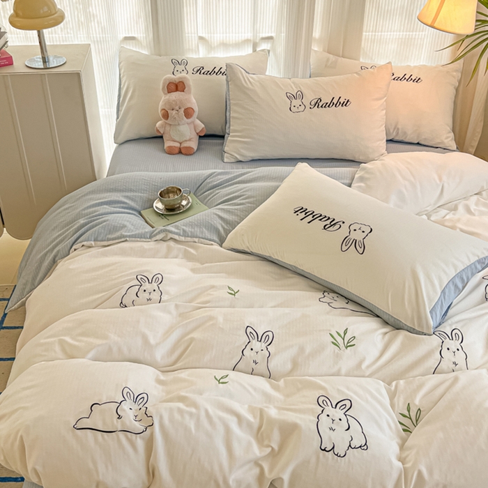 91家纺网 家纺一手货源 找家纺 多乐家纺 2025新款超柔加厚有氧提花针织小竺棉绣花四件套(提供买家秀） 兔兔-白蓝