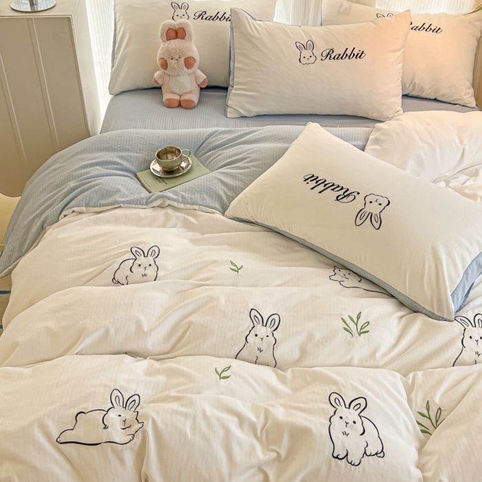 91家纺网 家纺一手货源 找家纺 多乐家纺 2025新款超柔加厚有氧提花针织小竺棉绣花四件套(提供买家秀） 兔兔-白蓝