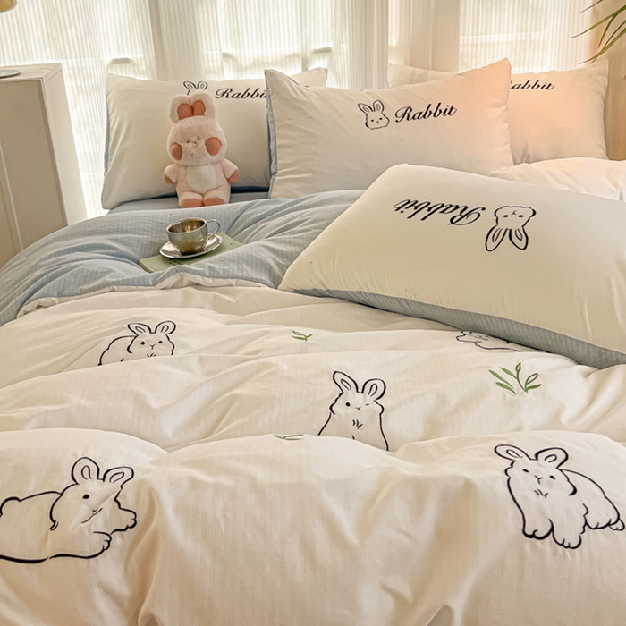 91家纺网 家纺一手货源 找家纺 多乐家纺 2025新款超柔加厚有氧提花针织小竺棉绣花四件套(提供买家秀） 兔兔-白蓝